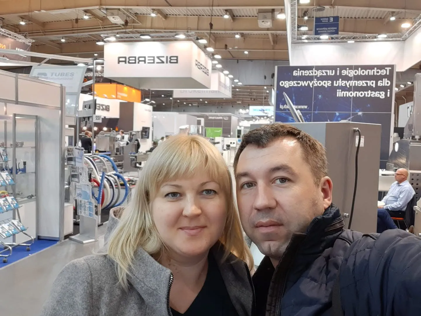 Photo of an engineer next to a Bitzer screw compressor at the Chillventa exhibition