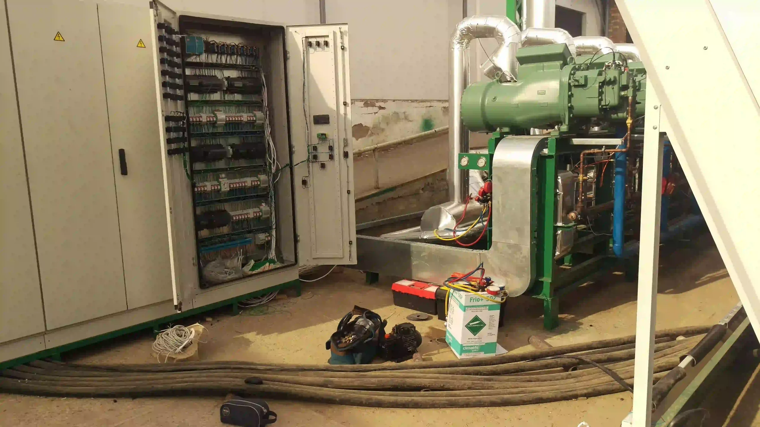 Oil filling and oil change in a Bitzer compressor station