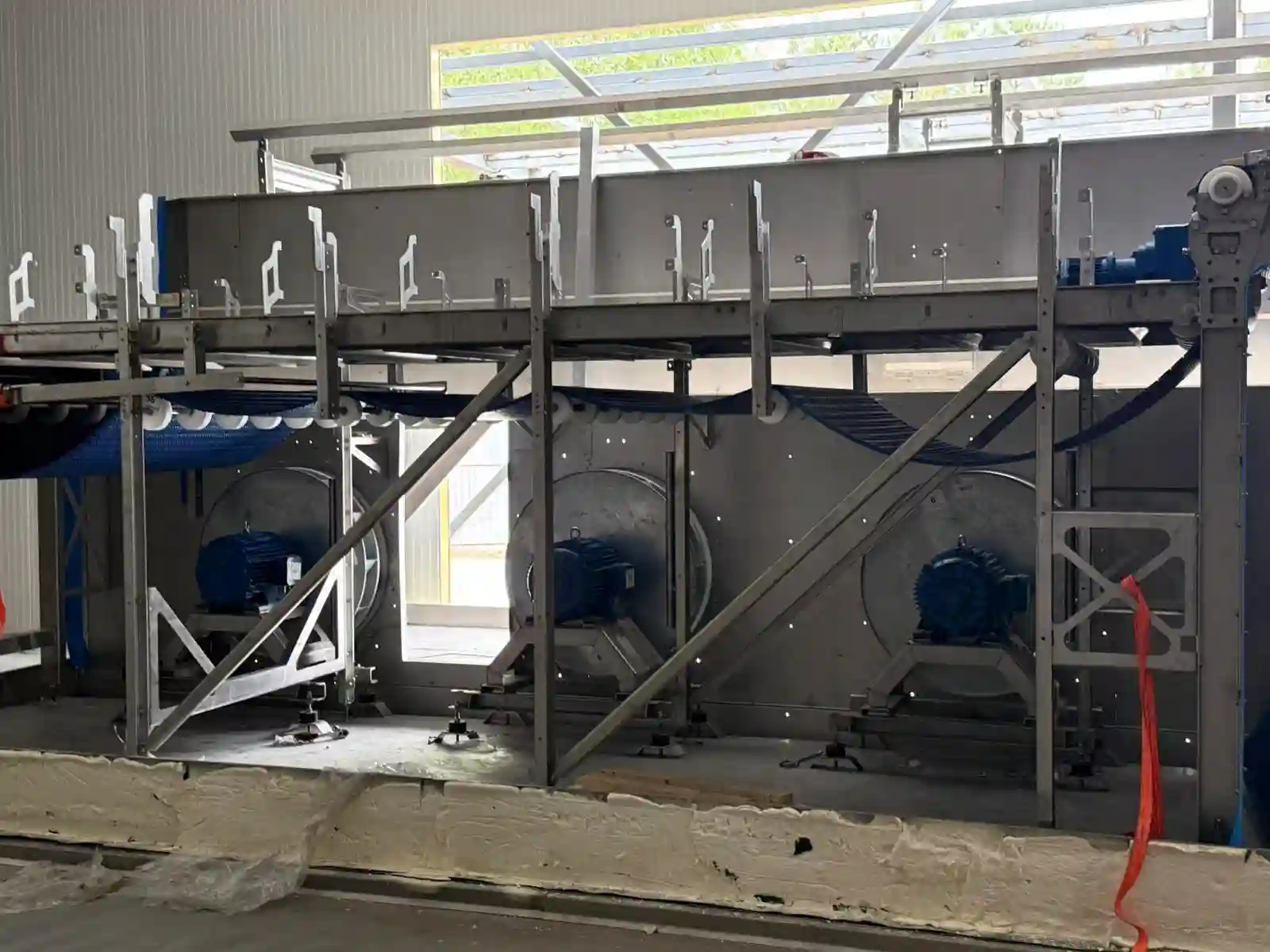 Заморожені ягоди задопомогою морозильного тунелю Unidex за технологією IQF
